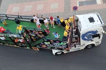 Tres carrozas anuncian por las calles de Telde el inicio del Carnaval/TA y Jesús Ruiz Mesa.